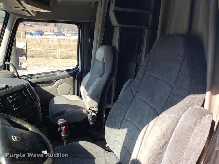 image for item EN9788 2005 Volvo VNL semi truck