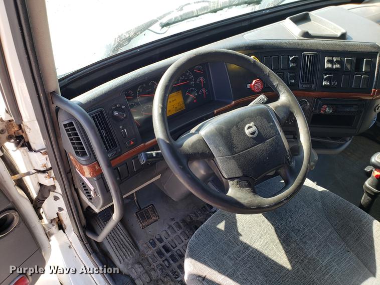 image for item EN9788 2005 Volvo VNL semi truck