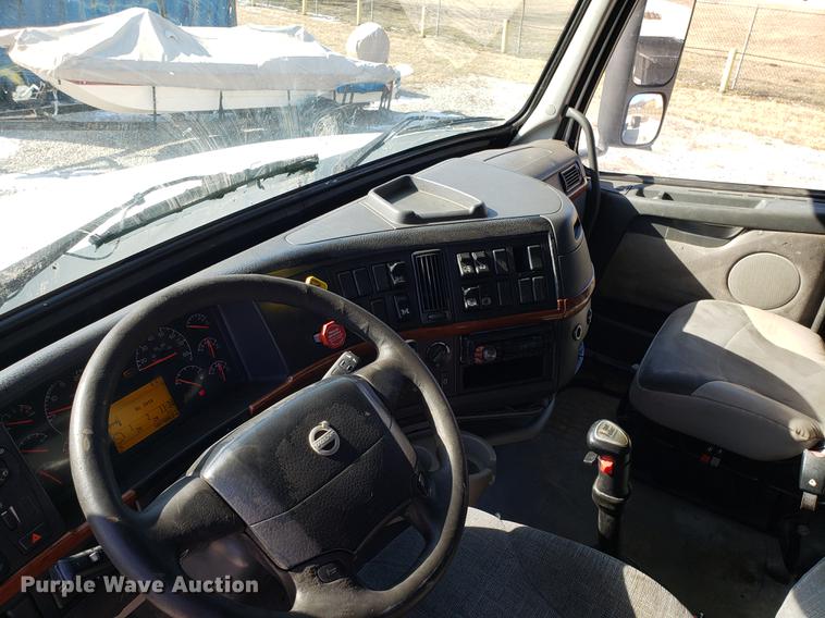 image for item EN9788 2005 Volvo VNL semi truck