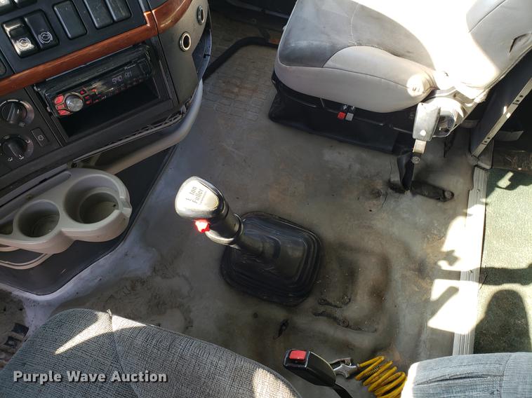 image for item EN9788 2005 Volvo VNL semi truck