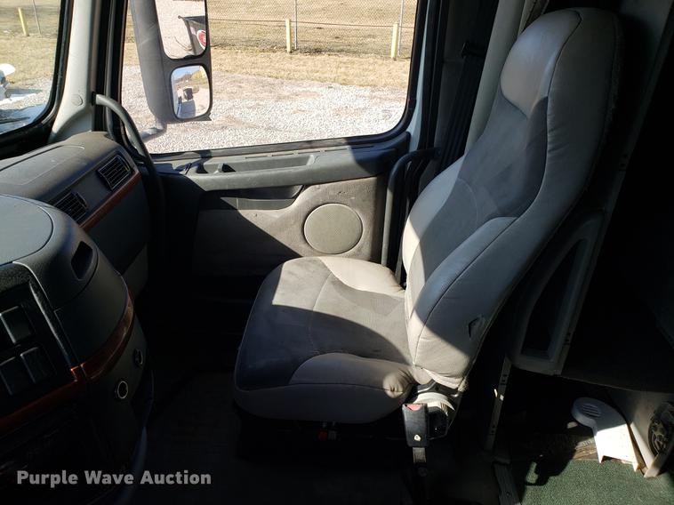 image for item EN9788 2005 Volvo VNL semi truck