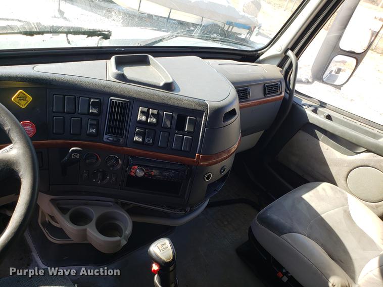 image for item EN9788 2005 Volvo VNL semi truck