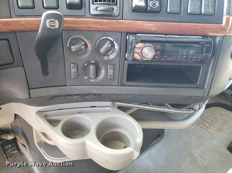 image for item EN9788 2005 Volvo VNL semi truck