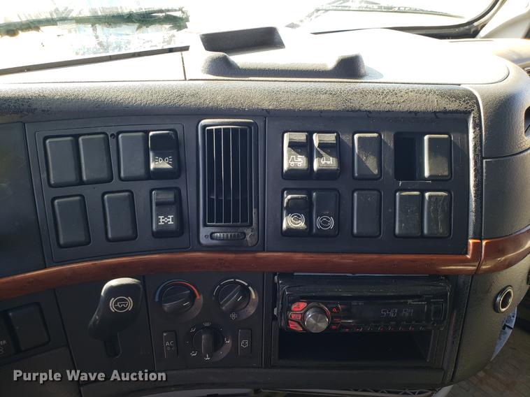 image for item EN9788 2005 Volvo VNL semi truck