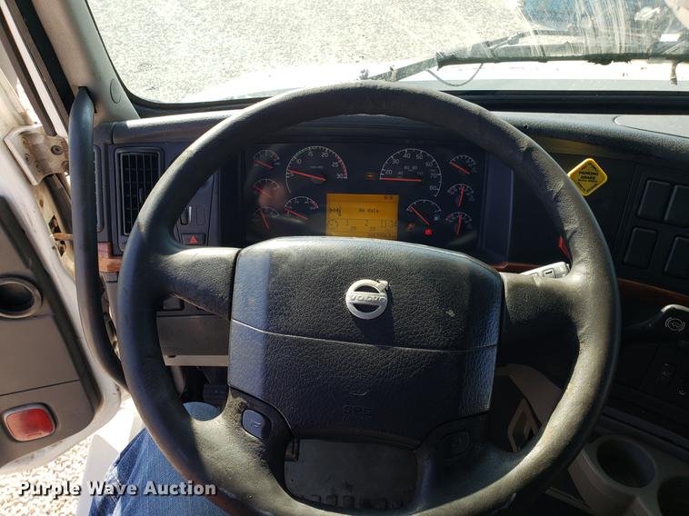 image for item EN9788 2005 Volvo VNL semi truck