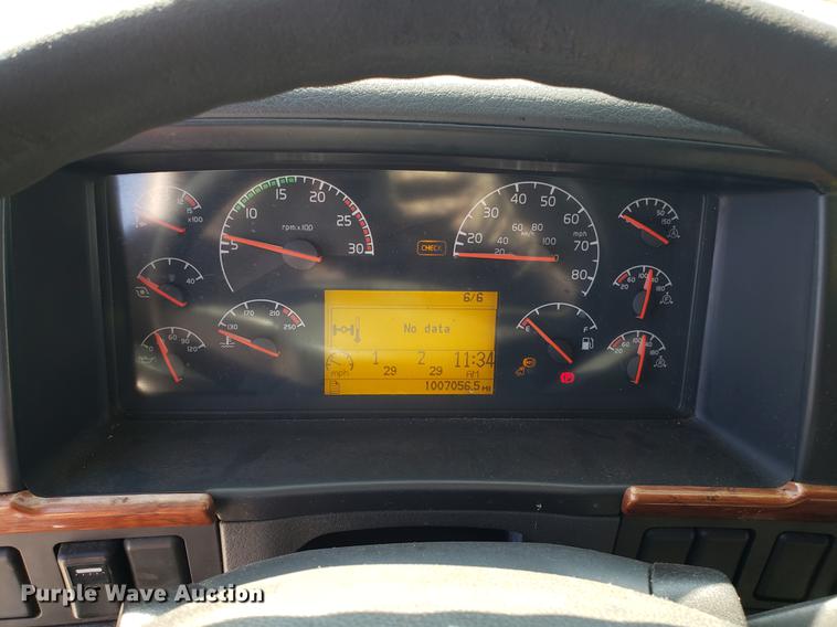 image for item EN9788 2005 Volvo VNL semi truck