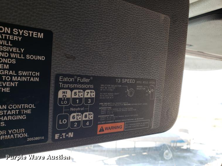 image for item EN9788 2005 Volvo VNL semi truck