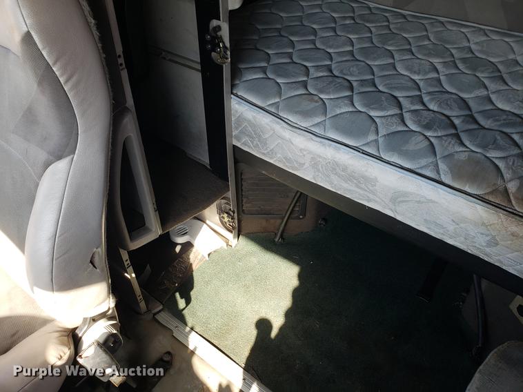 image for item EN9788 2005 Volvo VNL semi truck