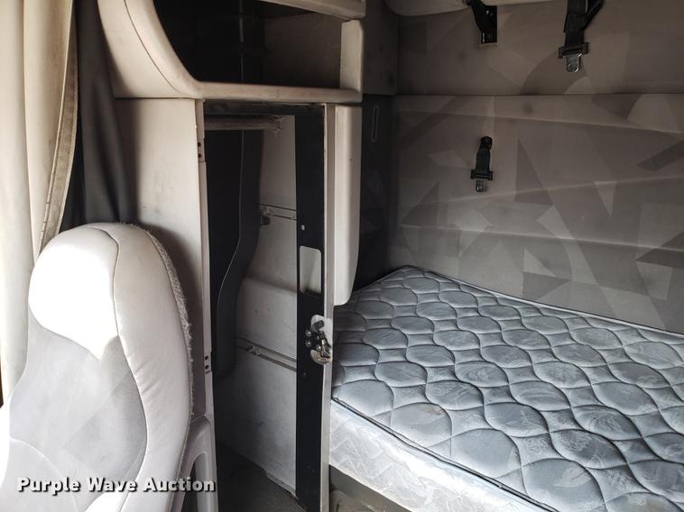 image for item EN9788 2005 Volvo VNL semi truck