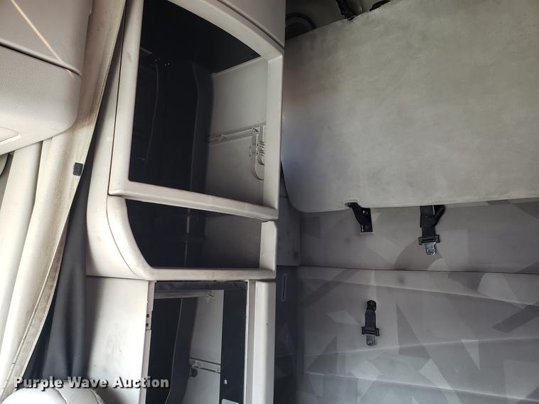 image for item EN9788 2005 Volvo VNL semi truck