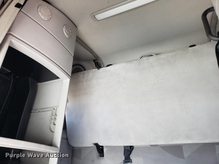 image for item EN9788 2005 Volvo VNL semi truck