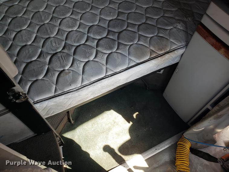 image for item EN9788 2005 Volvo VNL semi truck