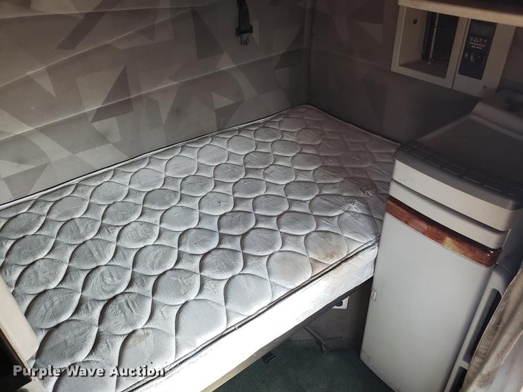 image for item EN9788 2005 Volvo VNL semi truck