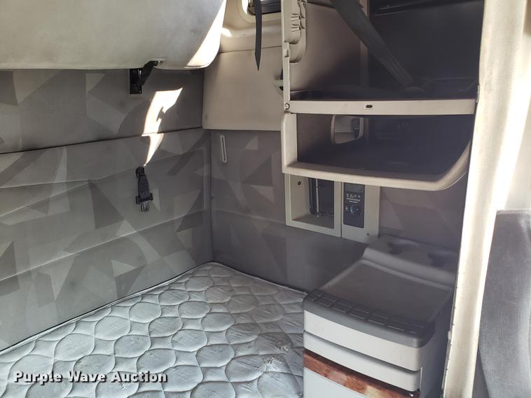 image for item EN9788 2005 Volvo VNL semi truck