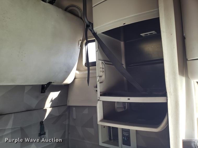 image for item EN9788 2005 Volvo VNL semi truck