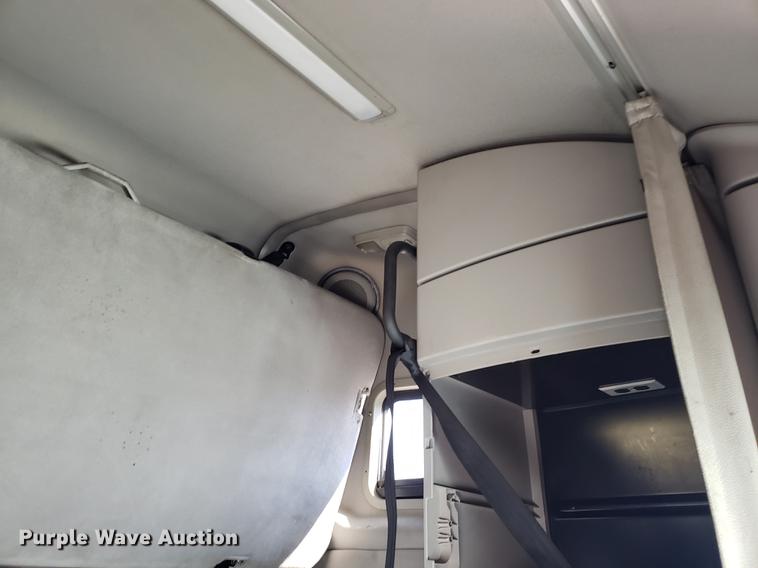 image for item EN9788 2005 Volvo VNL semi truck