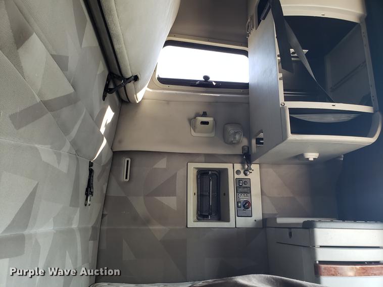 image for item EN9788 2005 Volvo VNL semi truck