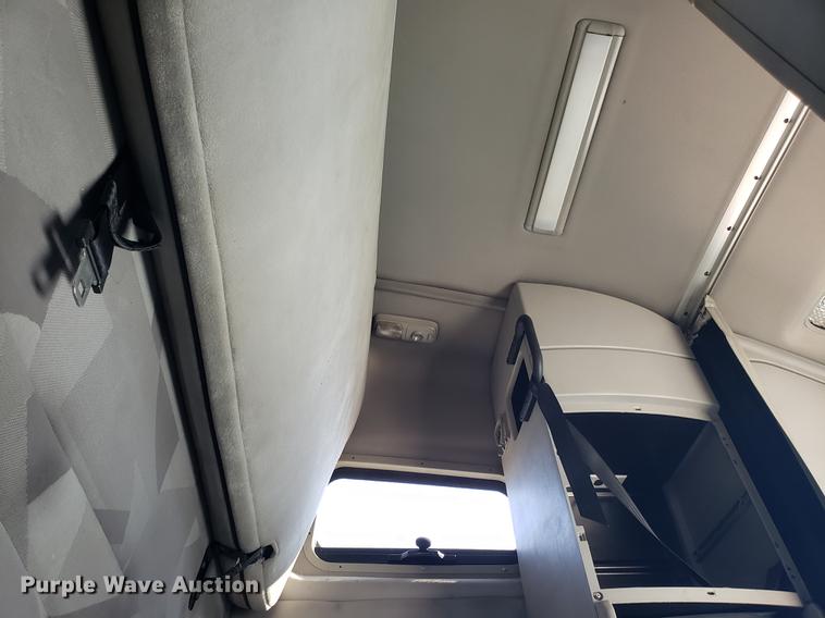 image for item EN9788 2005 Volvo VNL semi truck