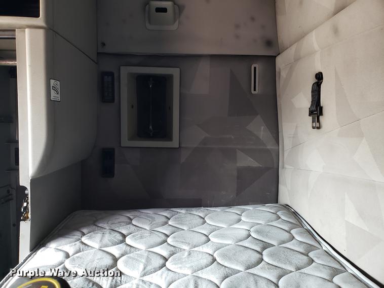 image for item EN9788 2005 Volvo VNL semi truck