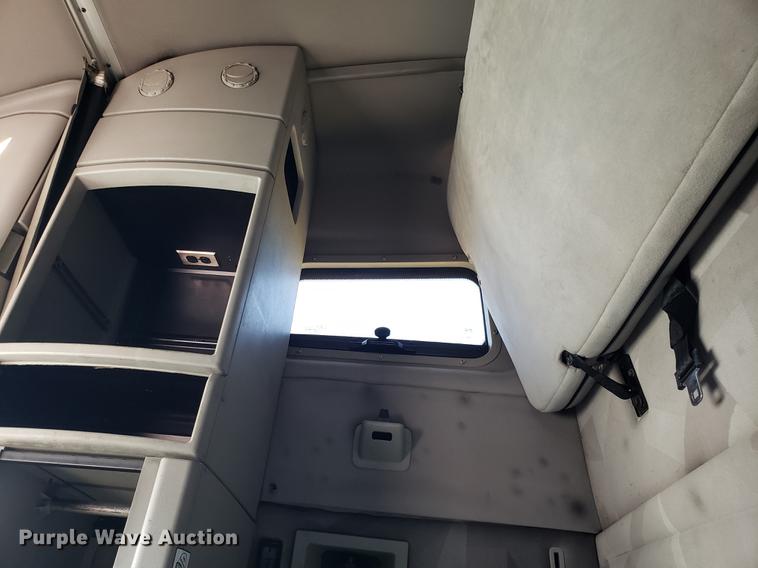 image for item EN9788 2005 Volvo VNL semi truck