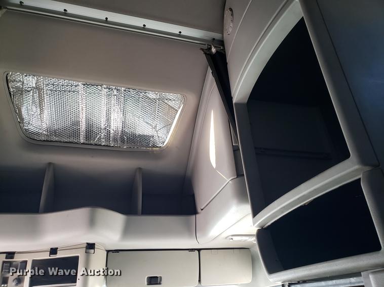 image for item EN9788 2005 Volvo VNL semi truck