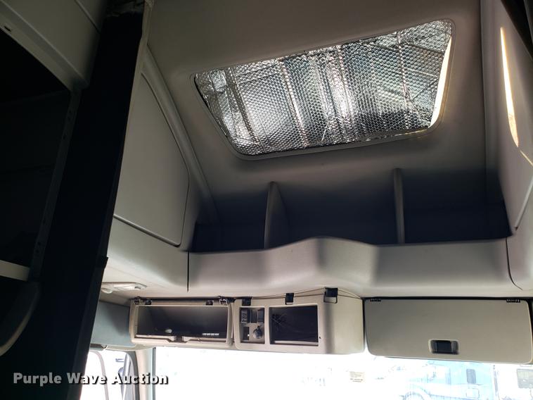 image for item EN9788 2005 Volvo VNL semi truck