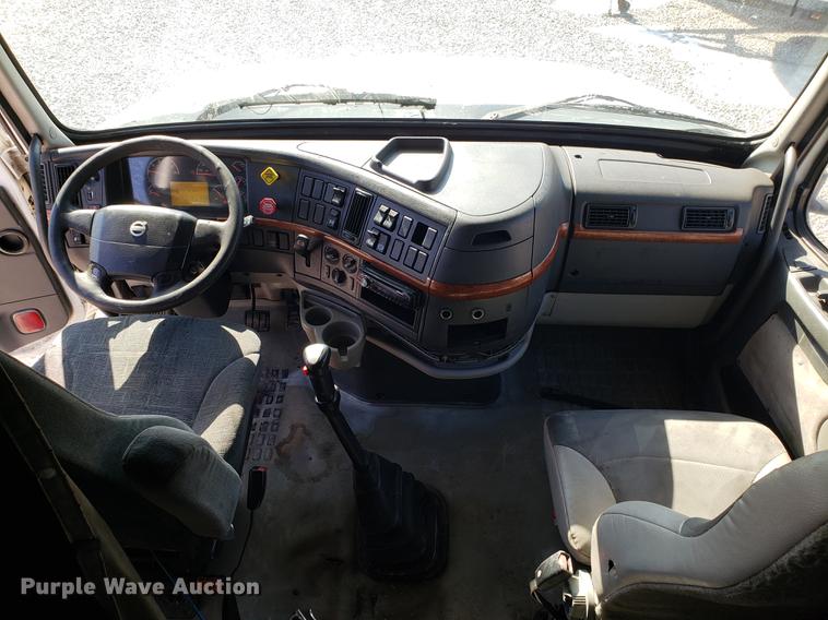 image for item EN9788 2005 Volvo VNL semi truck