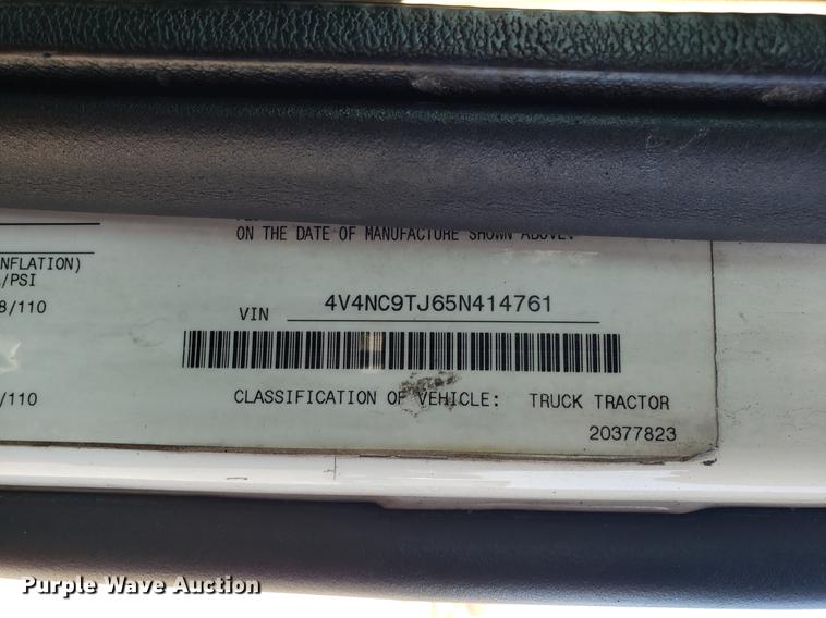 image for item EN9788 2005 Volvo VNL semi truck