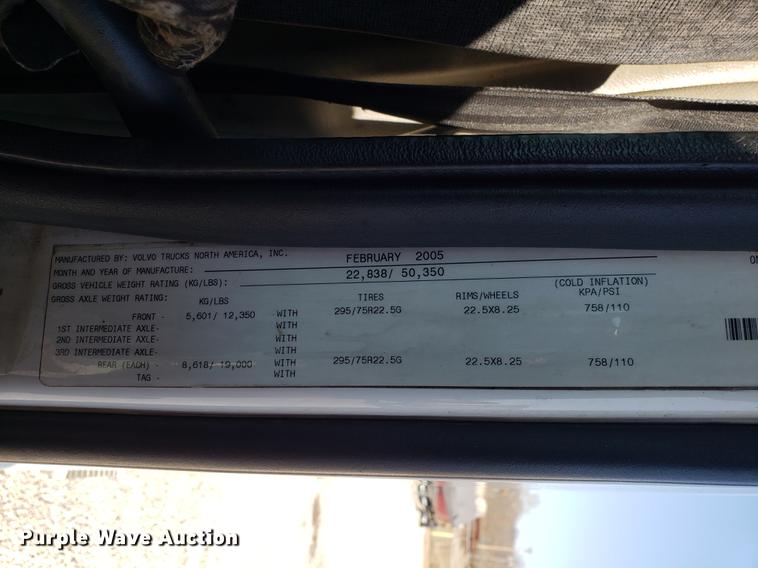 image for item EN9788 2005 Volvo VNL semi truck