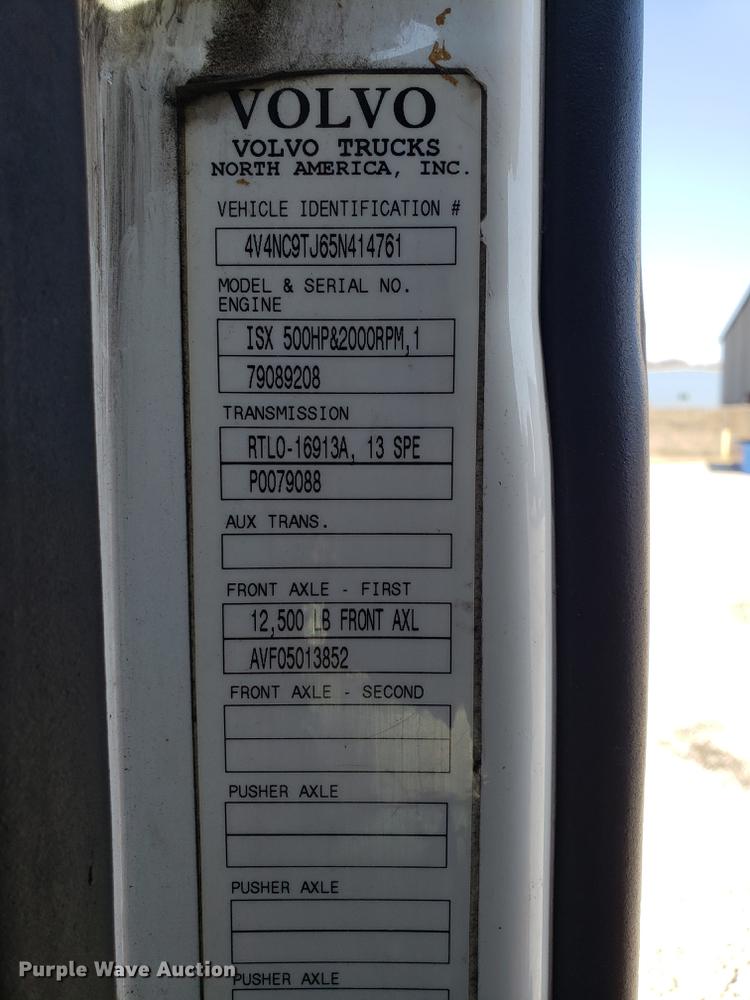 image for item EN9788 2005 Volvo VNL semi truck