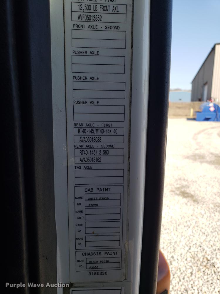 image for item EN9788 2005 Volvo VNL semi truck