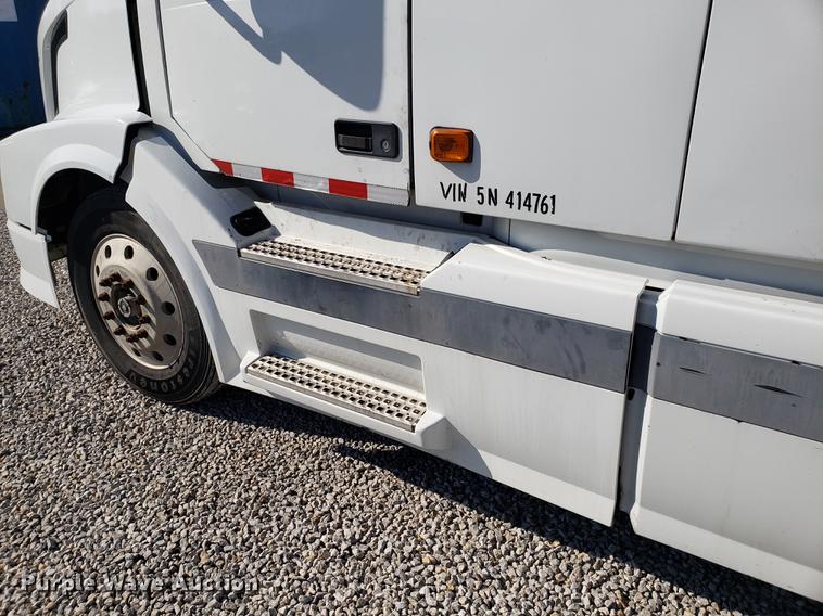 image for item EN9788 2005 Volvo VNL semi truck