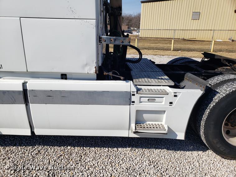 image for item EN9788 2005 Volvo VNL semi truck