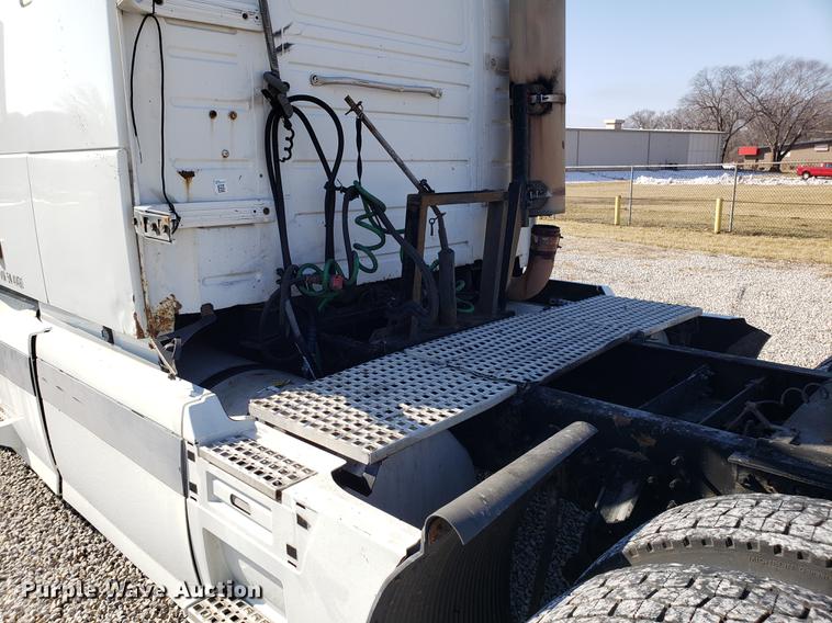 image for item EN9788 2005 Volvo VNL semi truck