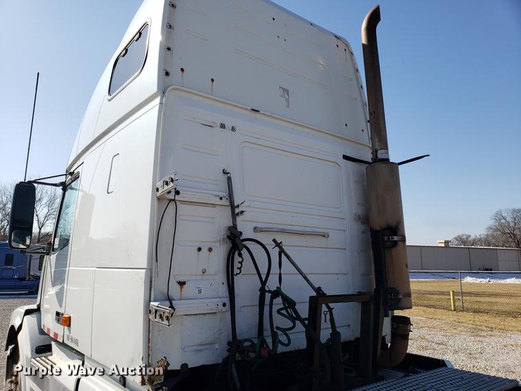 image for item EN9788 2005 Volvo VNL semi truck