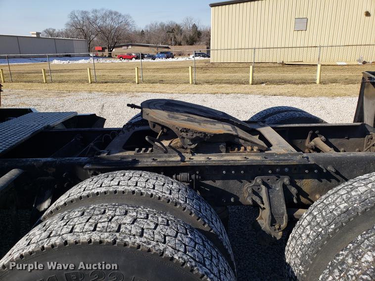 image for item EN9788 2005 Volvo VNL semi truck