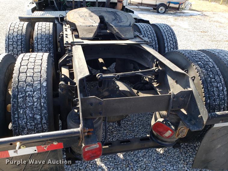 image for item EN9788 2005 Volvo VNL semi truck