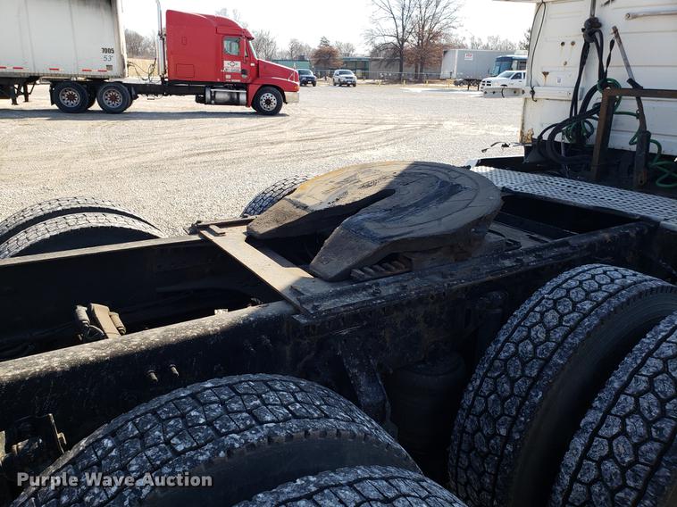 image for item EN9788 2005 Volvo VNL semi truck