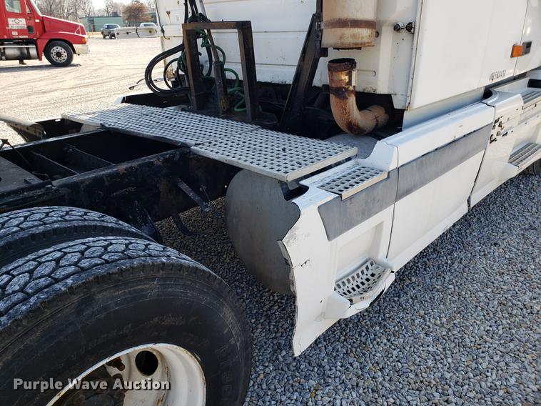 image for item EN9788 2005 Volvo VNL semi truck