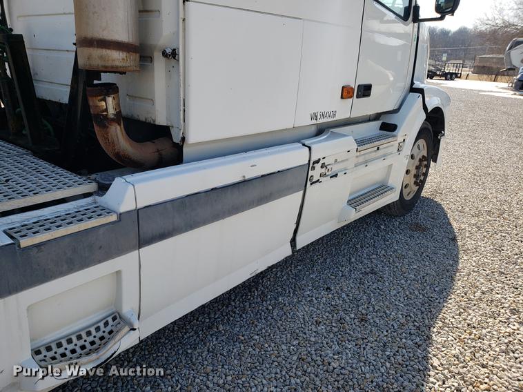 image for item EN9788 2005 Volvo VNL semi truck