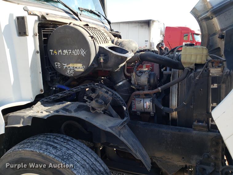 image for item EN9788 2005 Volvo VNL semi truck