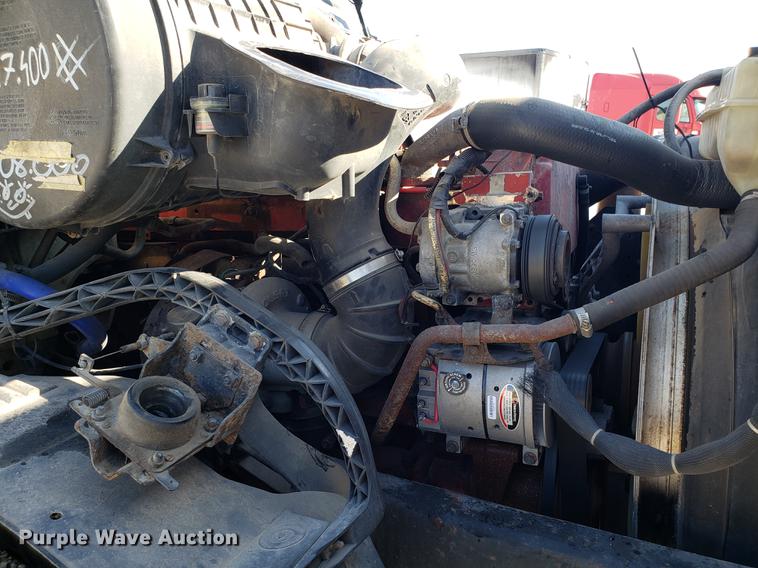 image for item EN9788 2005 Volvo VNL semi truck