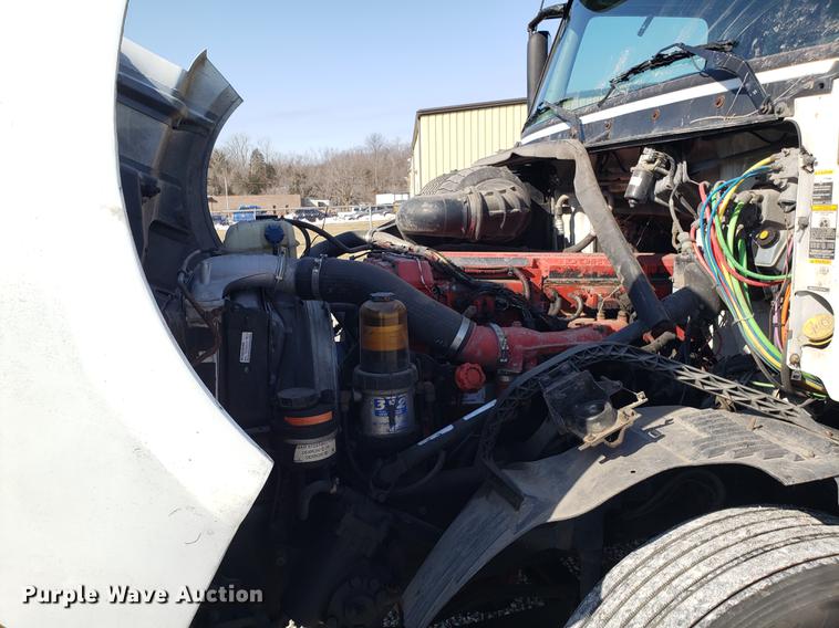 image for item EN9788 2005 Volvo VNL semi truck