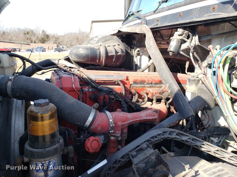 image for item EN9788 2005 Volvo VNL semi truck