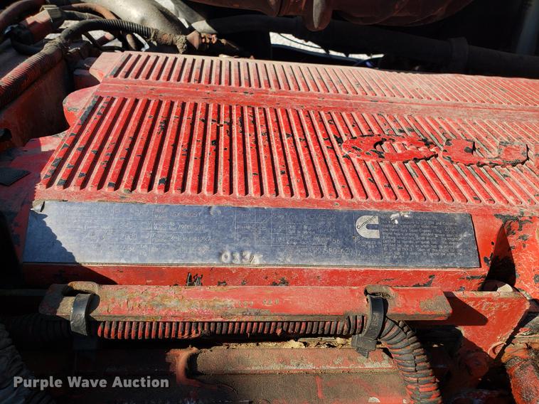 image for item EN9788 2005 Volvo VNL semi truck