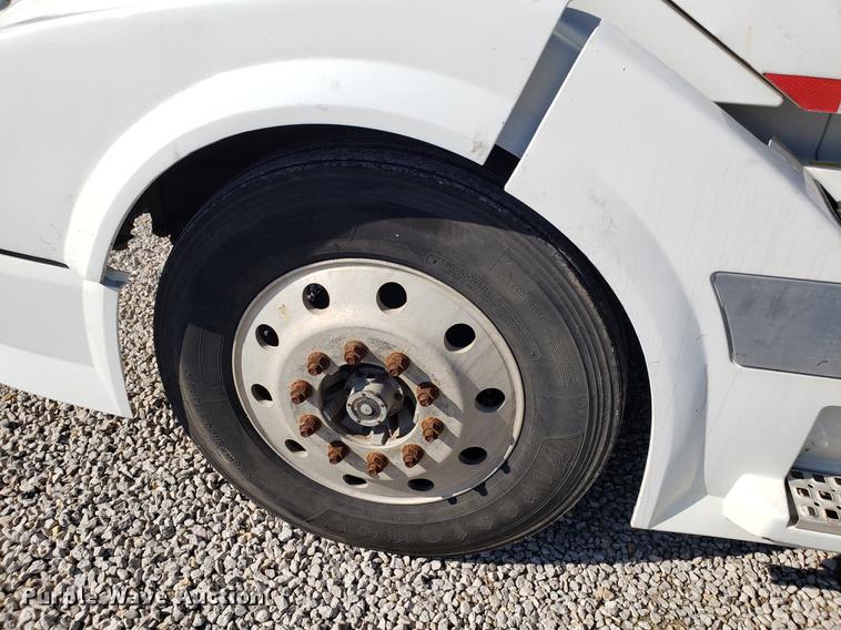 image for item EN9788 2005 Volvo VNL semi truck