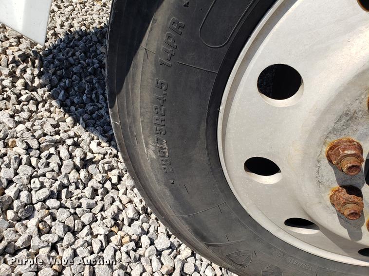 image for item EN9788 2005 Volvo VNL semi truck