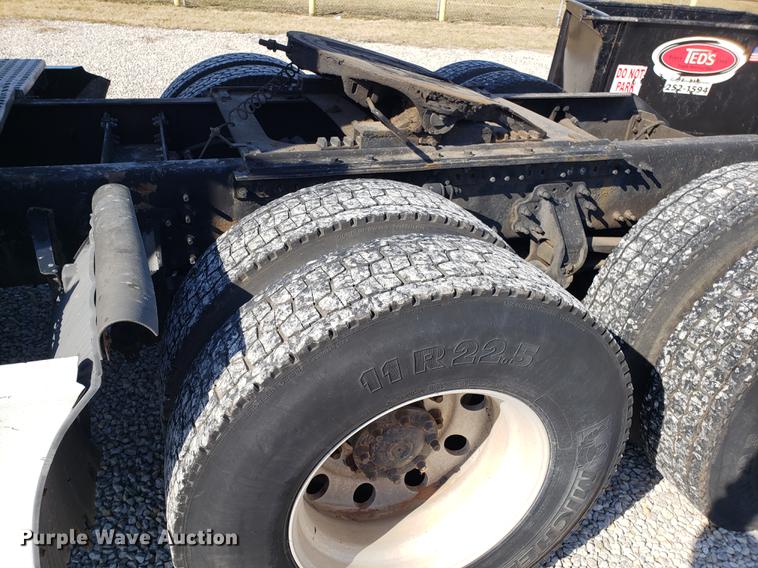 image for item EN9788 2005 Volvo VNL semi truck