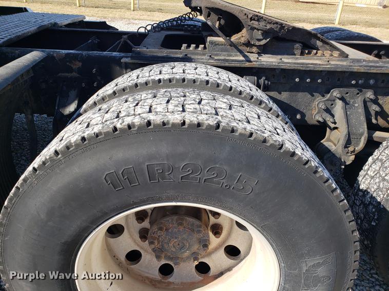 image for item EN9788 2005 Volvo VNL semi truck