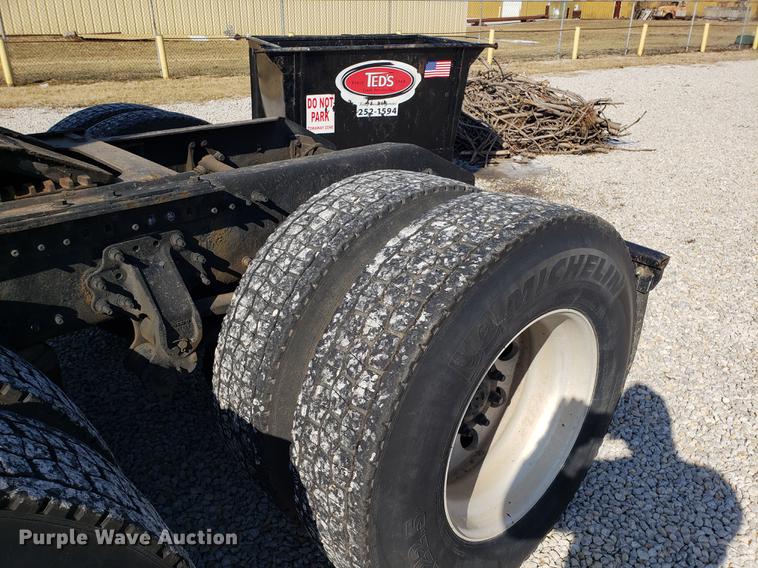 image for item EN9788 2005 Volvo VNL semi truck